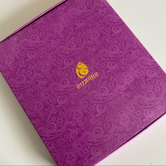 Scarf and mirror gift set - Picture 2 of 7